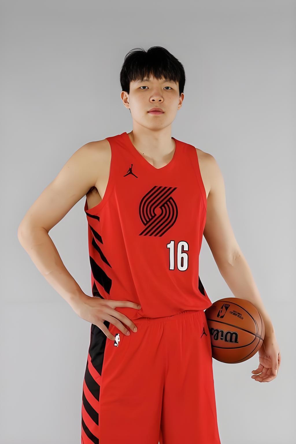 中国男篮的中锋都去哪儿了？中国男篮向来凭借高大中锋震慑外协球队。然而如今这支球