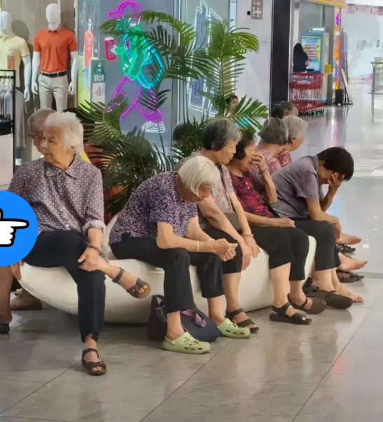 这些蹭空调的老人，其实都是我们附近小区的人，家里条件都不错，但是老人都节约惯了，