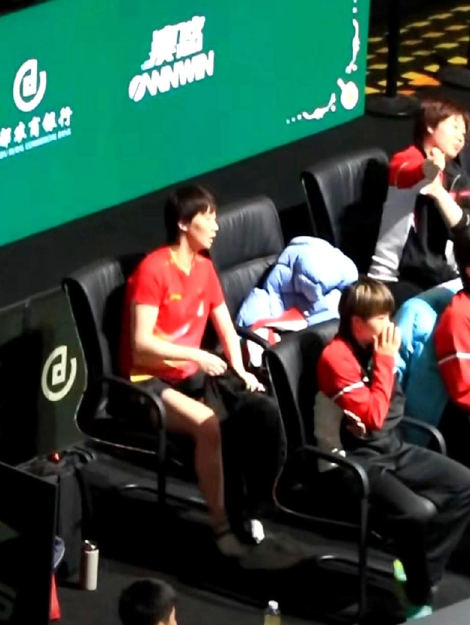 王曼昱穿错梁靖崑裤子，发现腰围太大像水桶！拜托王楚钦帮忙找裤子！这一插曲因王