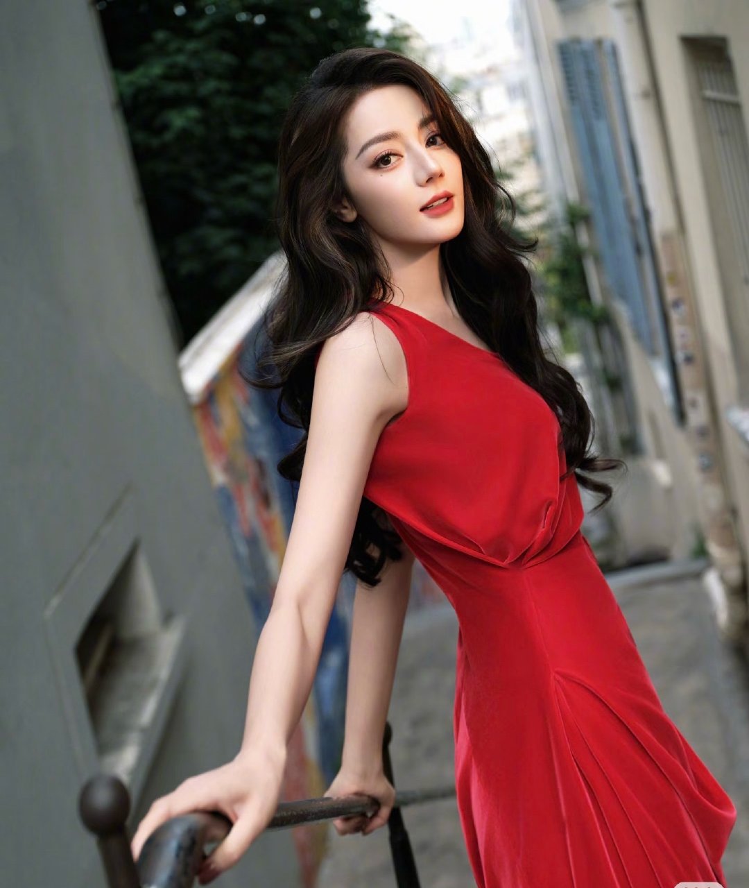 #迪丽热巴Dior大秀座位#迪丽热巴直接坐品牌专车驶入秀场内场，是全场仅有的两位拿到这份礼遇的嘉宾。