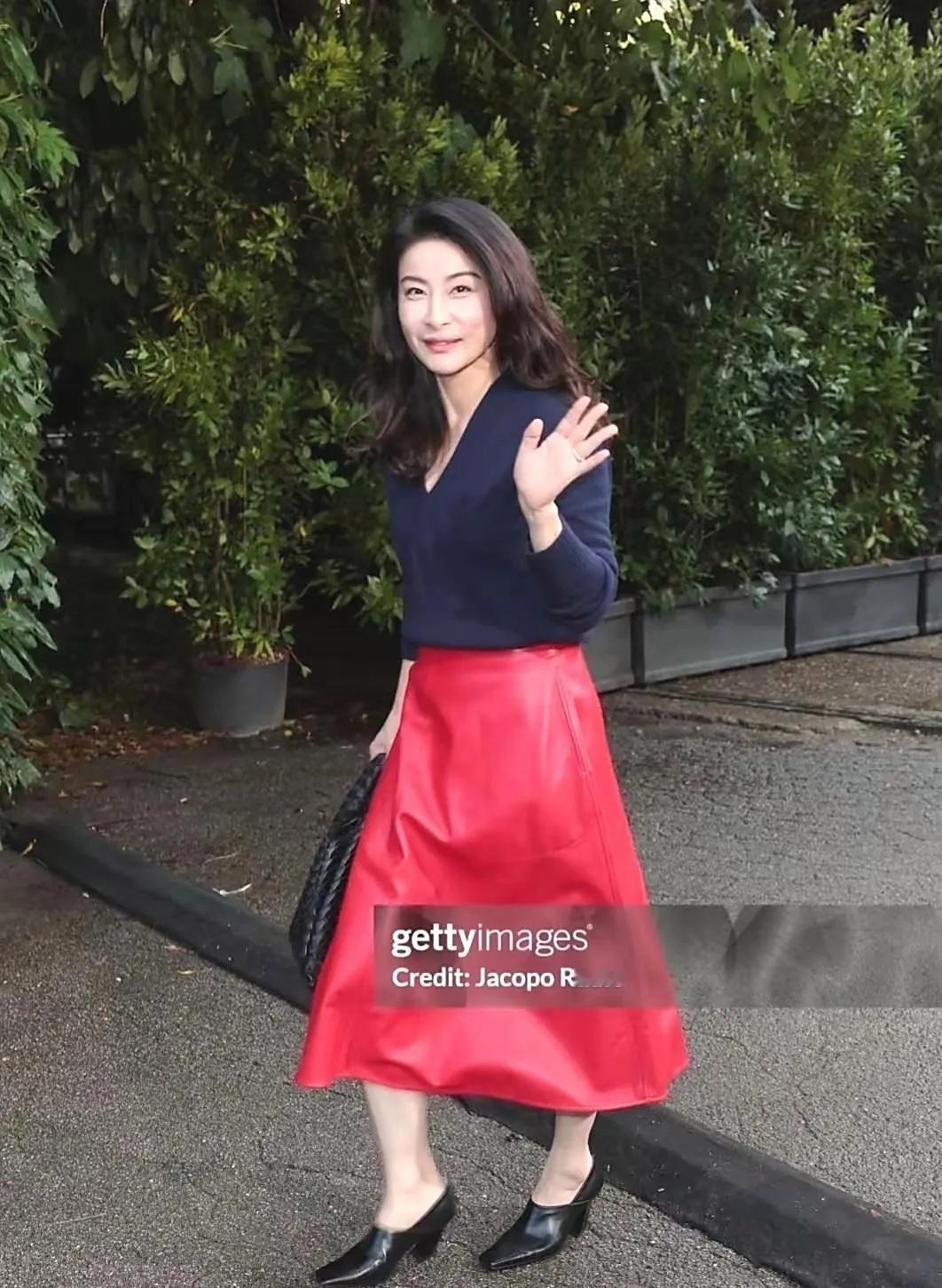 郭晶晶米兰时装周造型：无华饰却有豪门底气，这才是真高级米兰时装周上，郭晶晶
