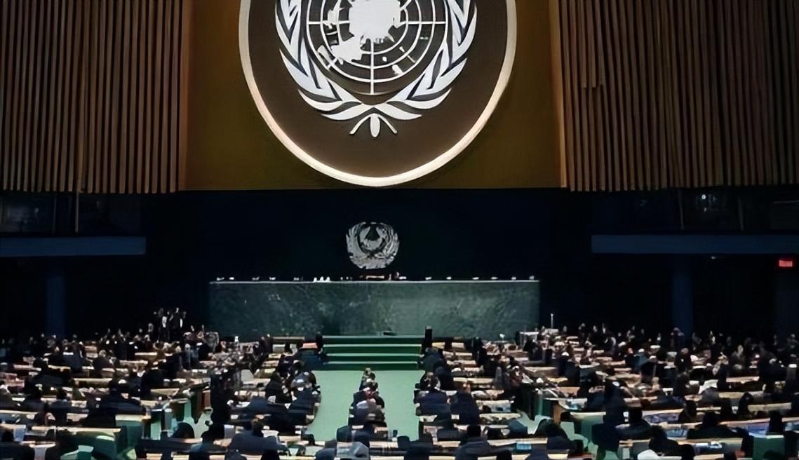 联合国维和部队的营地居然被导弹炸了。这可是绝对的安全底线。消息一出，全世界都坐不