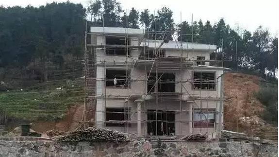 花35万回老家盖房,三层别墅人人羡慕,一场暴雨我成了全村的笑料