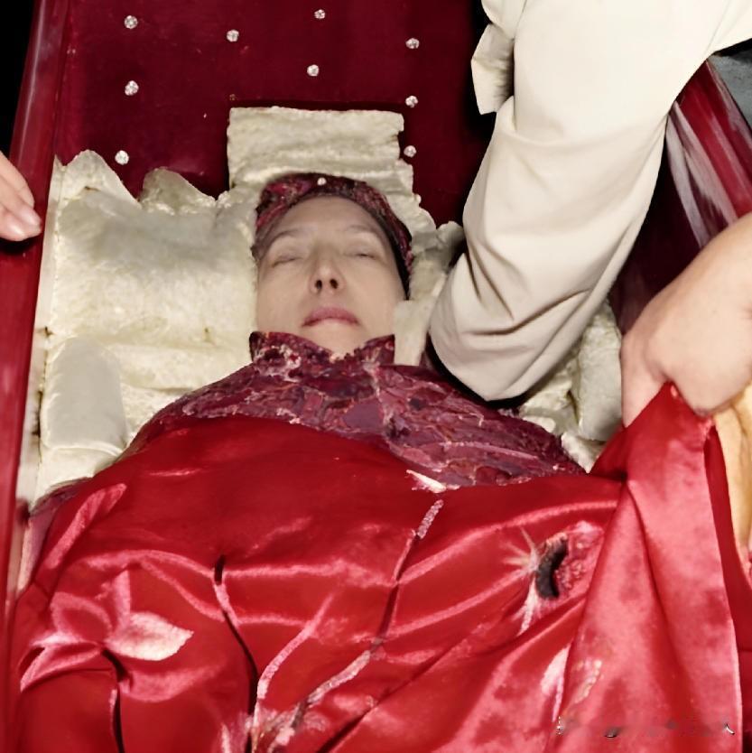 1977年，杜月笙的姨太太孟小冬，安详去世，在入殓仪式上，一张罕见的留影，照片中