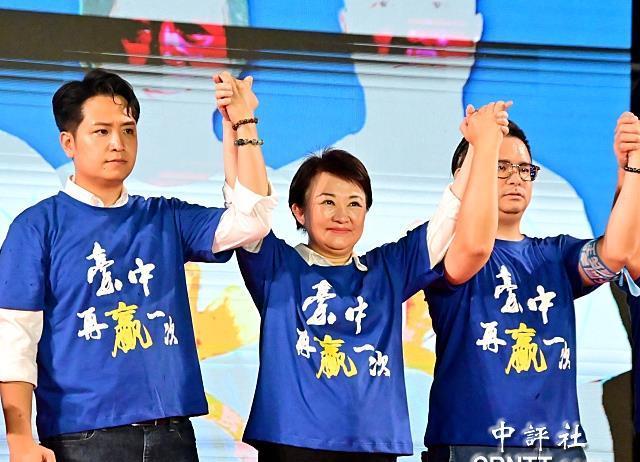 台中市长卢秀燕近来全力投入协助蓝委对抗大罢免，除了到处站台，扩大政治能量范围，批