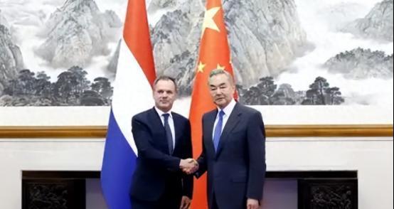 特朗普害怕的事要发生了？荷兰罕见松口光刻机，白宫：不能给中国！麻烦看官老爷们右