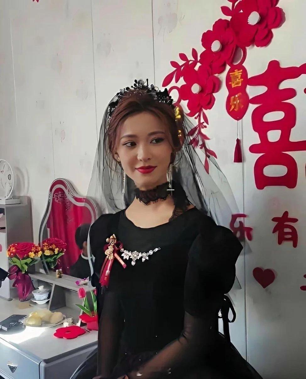 8W彩礼换来新娘执意穿黑婚纱举行婚礼
