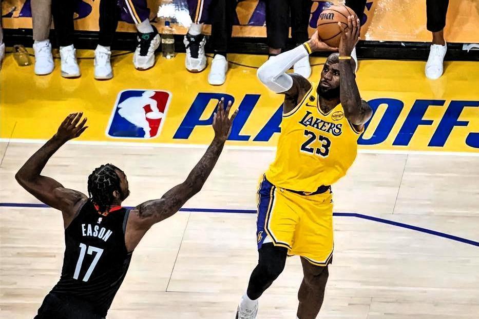 詹姆斯能单核淘汰火箭吗？不能。41岁的詹姆斯即使打出G1那样的历史级表现，