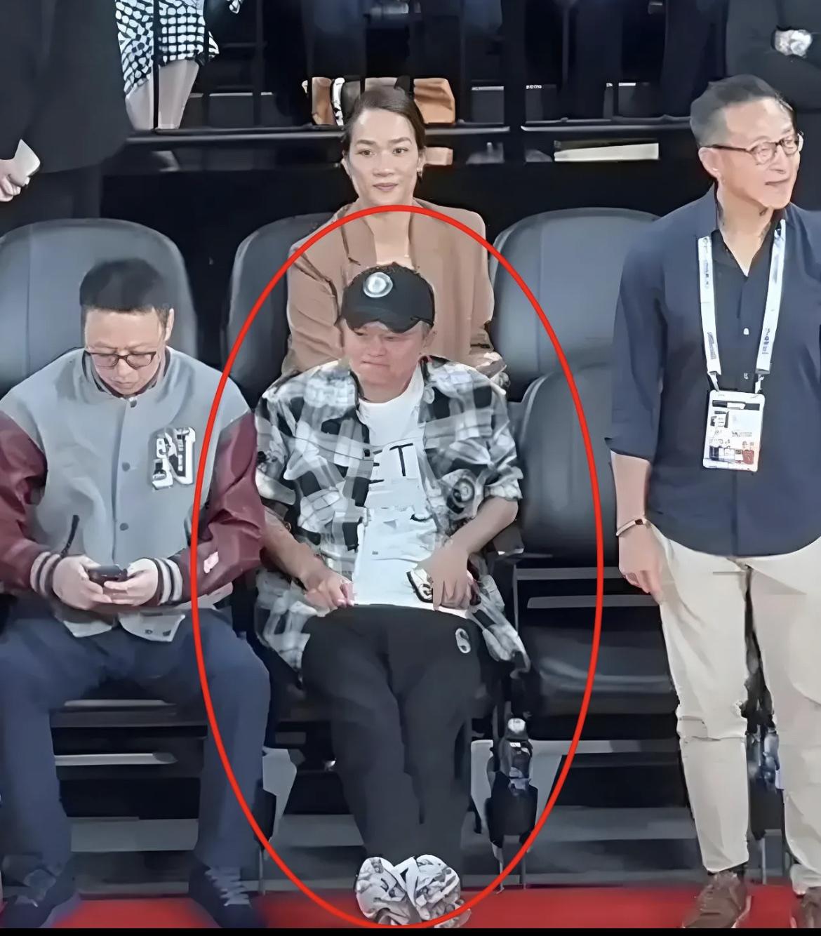 大家发现了吗马云现身NBA中国赛看似休闲的打扮，实则大有深意马云这次出现