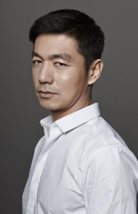 北影学生邢佳栋，1993年，因为替女同学出头打架，被开除了。就这一下子，前程断了