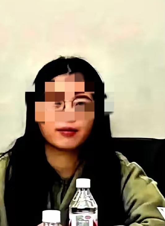 长沙霸占车位女的行为不算最可恨，最可恨的是她还是公职人员的身份。如果是一个市井