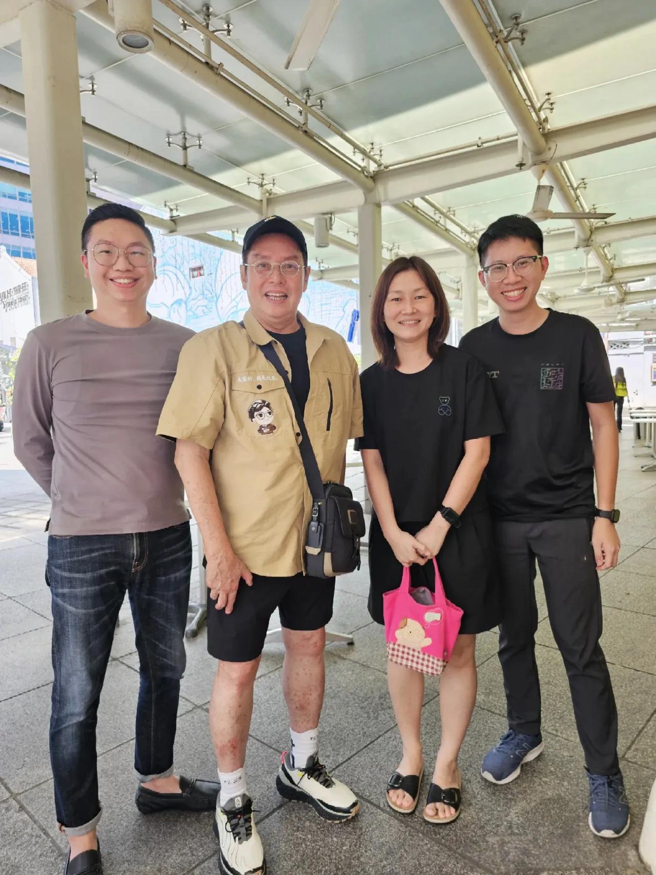 74岁谭咏麟在新加坡逛街被偶遇，他胖了好多，脸好圆润，而且身形看起来太奇怪了，双