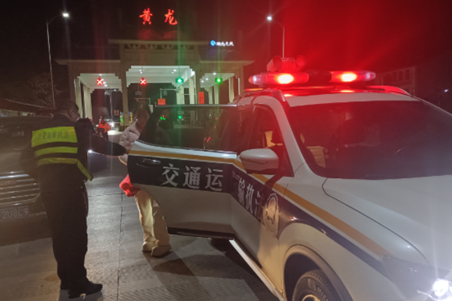 这两个交警火了！湖北十堰，两名交警深夜处理事故返程时，在高速口看到一名白衣女生，