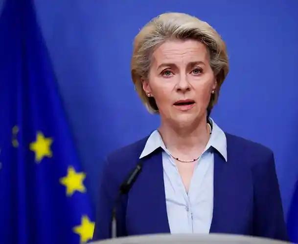 英国被耍，欧盟怂了！2025年12月19日凌晨，布鲁塞尔的灯亮了一整夜。欧盟