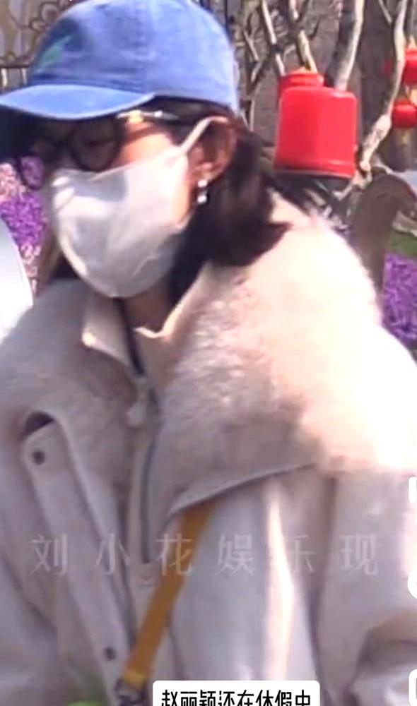 赵丽颖又被逮到了！这次是在公园，一个人，手里还提着把玩具剑……最近北京公园里