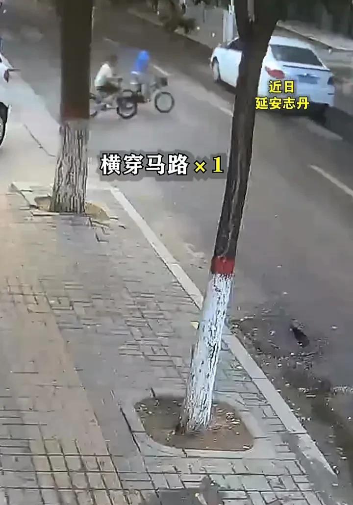 悲剧就是这么发生的！近日，陕西延安两个孩子在街头玩闹，身边没有家长看管，只见他们