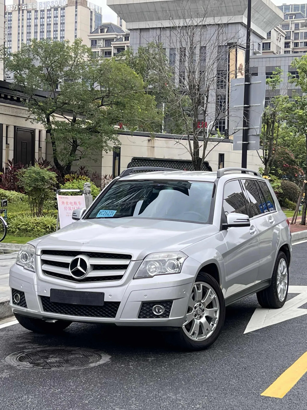 家人们天都要塌了！前两天我老婆脑子一热，听她闺蜜介绍跑到二手车市场！在她闺蜜朋友
