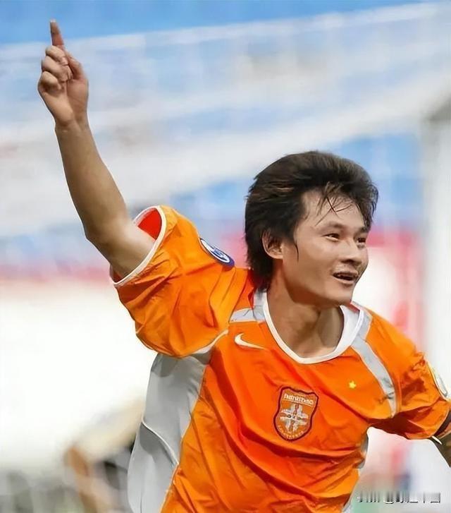 2005年，国脚李毅一句“我的护球像亨利”，引爆全网。亚冠168天、中超34