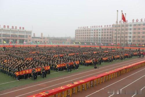 曾经封神的「高考工厂」，怎么突然就转不动了？短短几年，衡水中学考入清华北大的人数