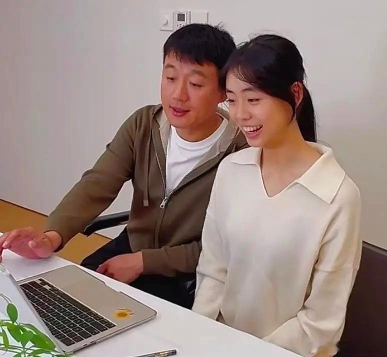 佟大为晒家庭合影好幸福，三个孩子都遗传了他的单眼皮，长相随爸爸。16岁二女儿身高