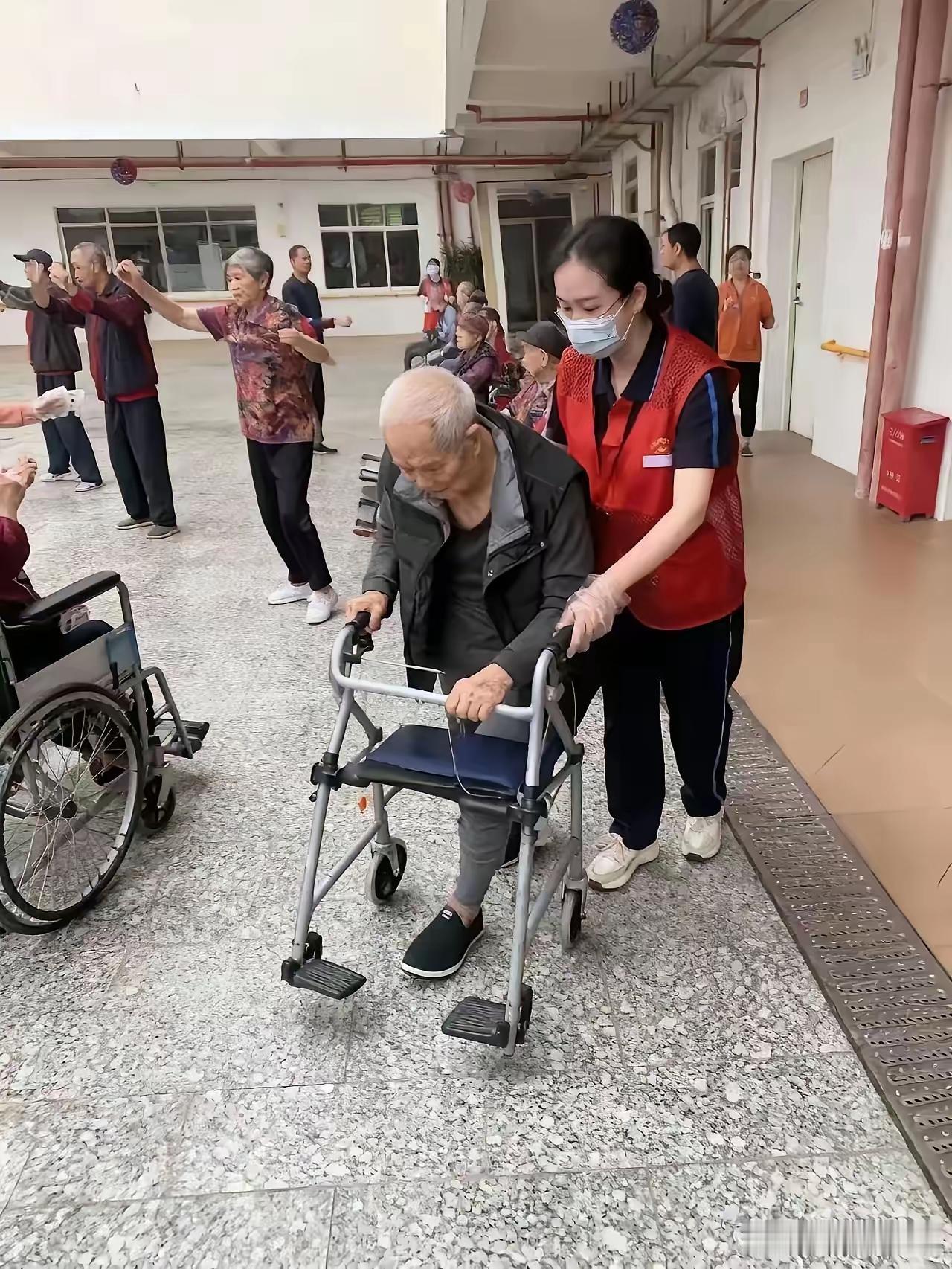 退休教师养老院被掌掴，她没有哭闹告状，一通旧电话却撕开养老院的遮羞布一辈子