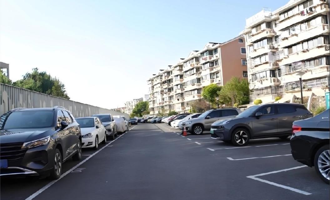 浙江宁波，男子在小区住了24年，一直把车停在小区门外一条L型市政路上。今年有人在
