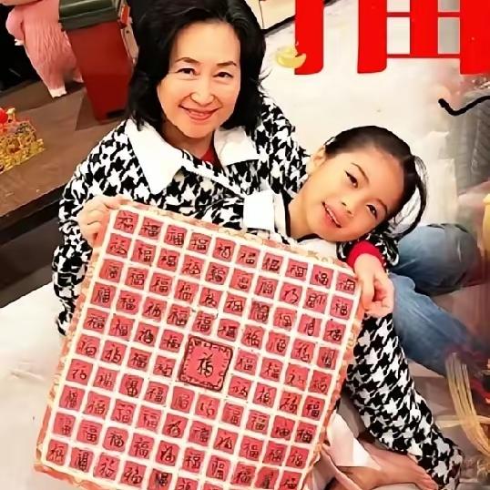 何超盈的女儿虽然颜值不高，但是难得能让人在一个儿童的神态上看出智慧和城府和大气