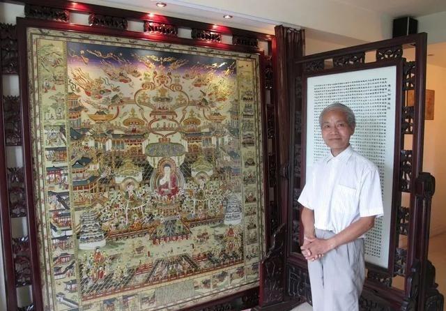 2010年，一位老人将自己用16年刺绣的一幅佛经图展于杭州灵隐寺，瞬间轰动！有人