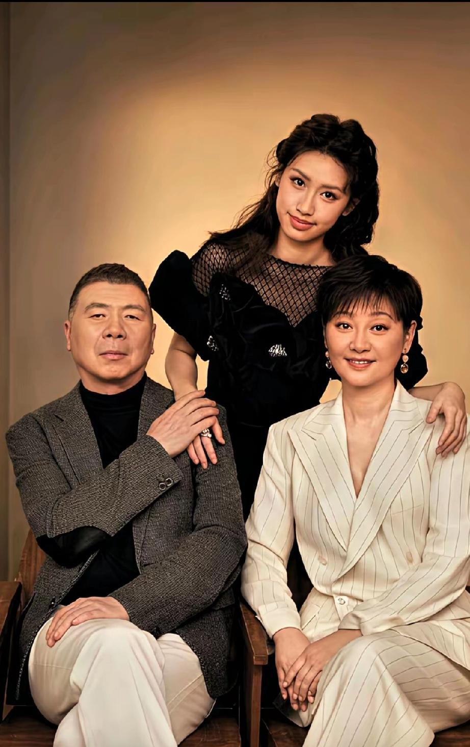 冯小刚养女徐朵美出新高度！摇身一变成顶级名媛！徐朵是冯小刚和徐帆的养女，小时