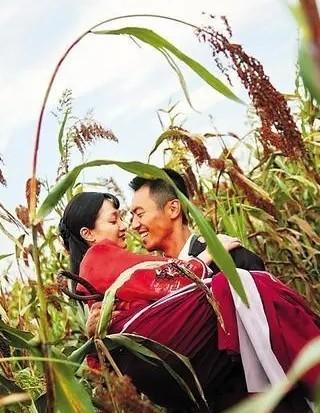 1986年，张艺谋看上了莫言的红高粱，问道: