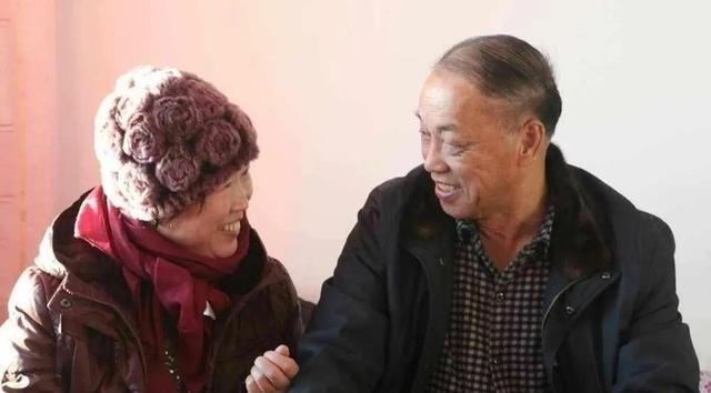 1968年，知青朱启龙参军出发前夜，他的女友解开衣衫，誓言：“不论多久，都会