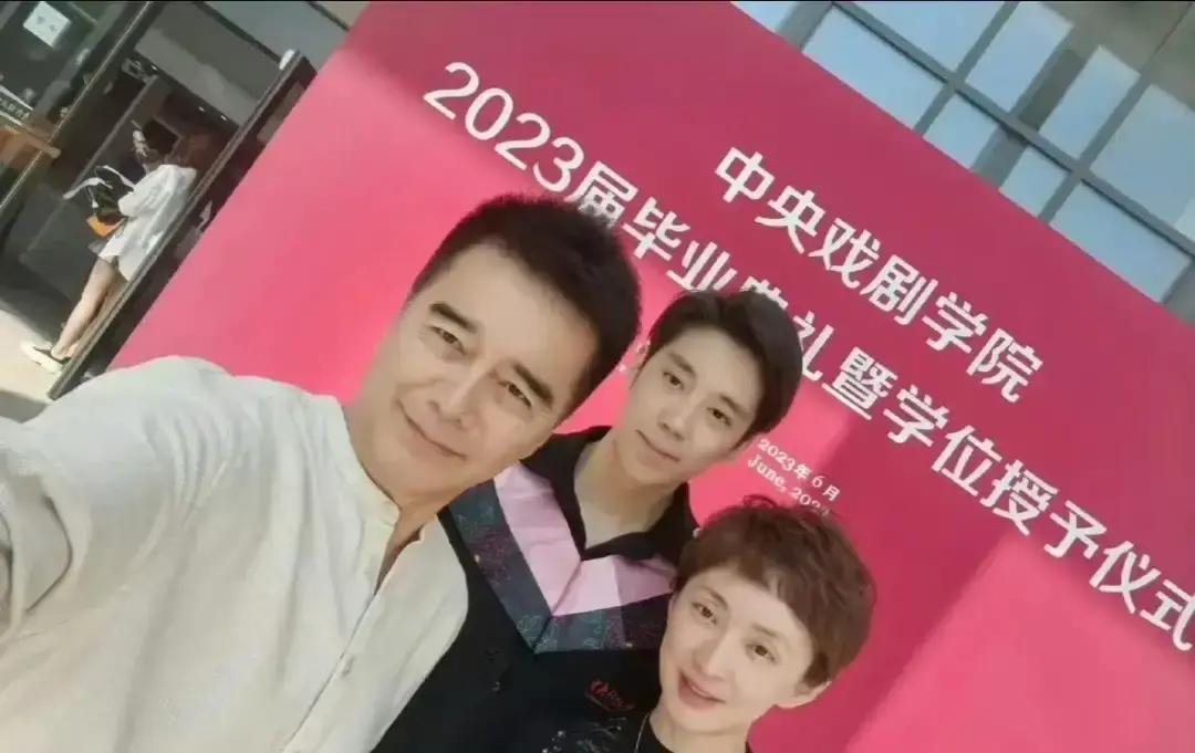 许亚军和何晴，当年戏里戏外都来电，结婚生娃，后来散了。散得挺体面，没撕没闹，儿子