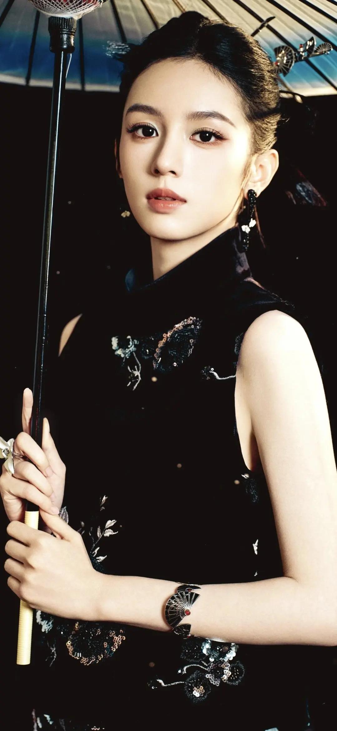 美女壁纸～周也，黑裙映流光，伞下藏清韵，一伞一裙皆是中式浪漫