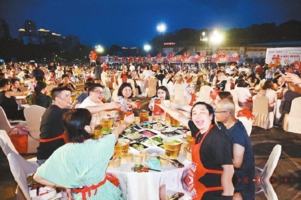 福州世欧王庄最近有个狠活儿。一家叫“寄海”的海鲜火锅，直接把原来八合里和隔壁咖餐