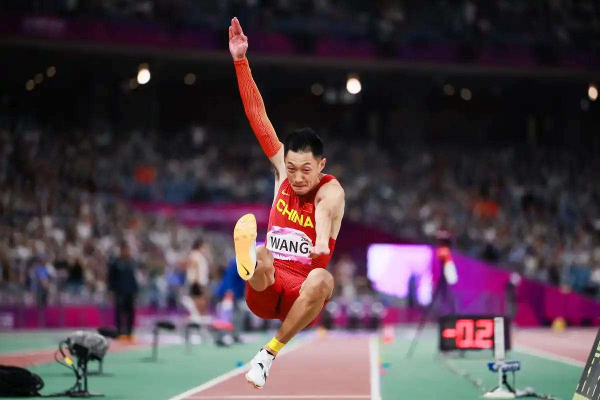 绝境封神！这绝对是中国跳远史上最震撼人心的一场比赛，当希腊名将滕托格鲁跳出8米3
