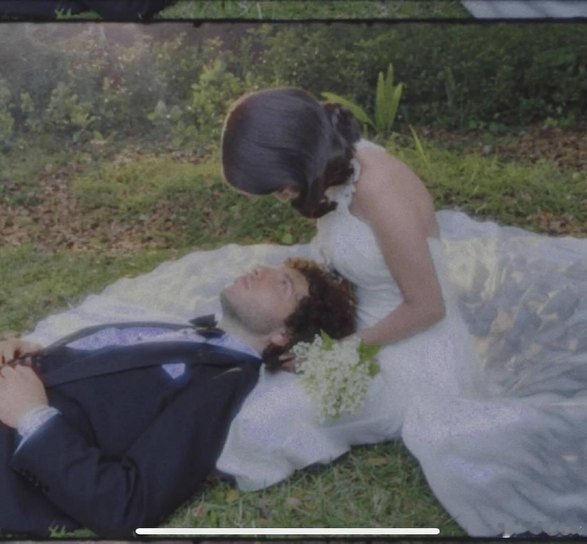 赛琳娜婚礼赛琳娜婚纱照当地时间27日，赛琳娜与老公BennyBlanco在加