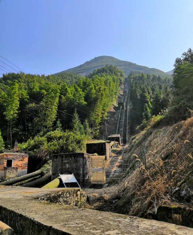 我的家乡南岳衡山，后山有一条朝圣古道，为曾文正公为其母亲大人上衡山礼佛而重新修缮