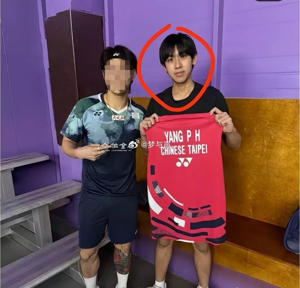 小小志kimi近照，来源于kimi学校账号。眼睛像爸爸，嘴巴像妈妈，有点轻微凸嘴