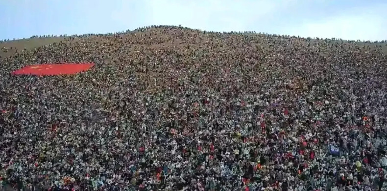 这满山遍野的人群，实在太震撼了！敦煌月牙泉鸣沙山景区，绝对创下了历史！著名歌手周