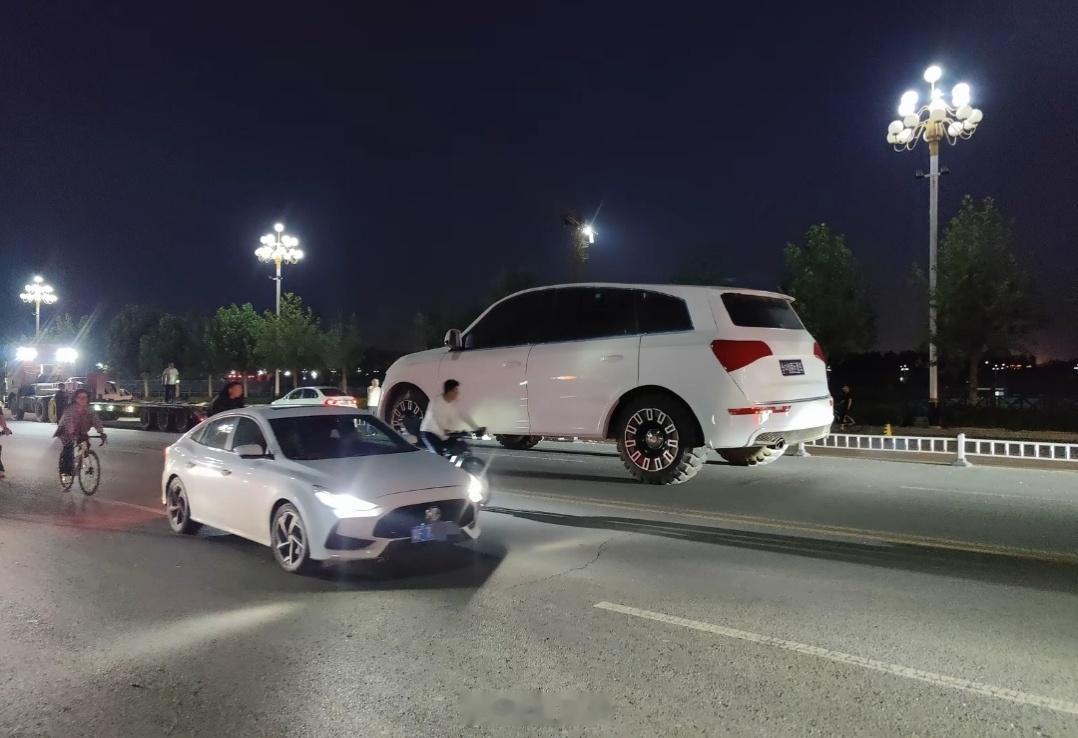 修理厂自己造的奥迪Q500巨无霸，车长10米、高3.8米，据说花了三十多万