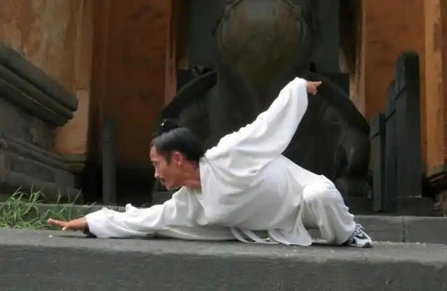 太可惜！清朝老翁苦修气功60年，90岁身强体健，竟栽在4个丫鬟手里清朝一位