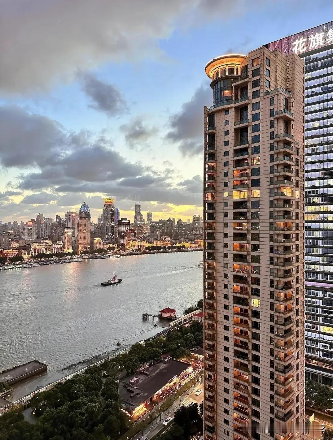 汤臣一品也没抗住，价格下来了。陆家嘴顶豪汤臣一品又出好房了！后排中区