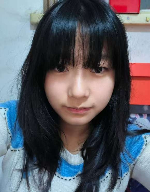 以前总不服老师那句话，你们这个年龄不化妆都是最美的。现在看见高中生才...