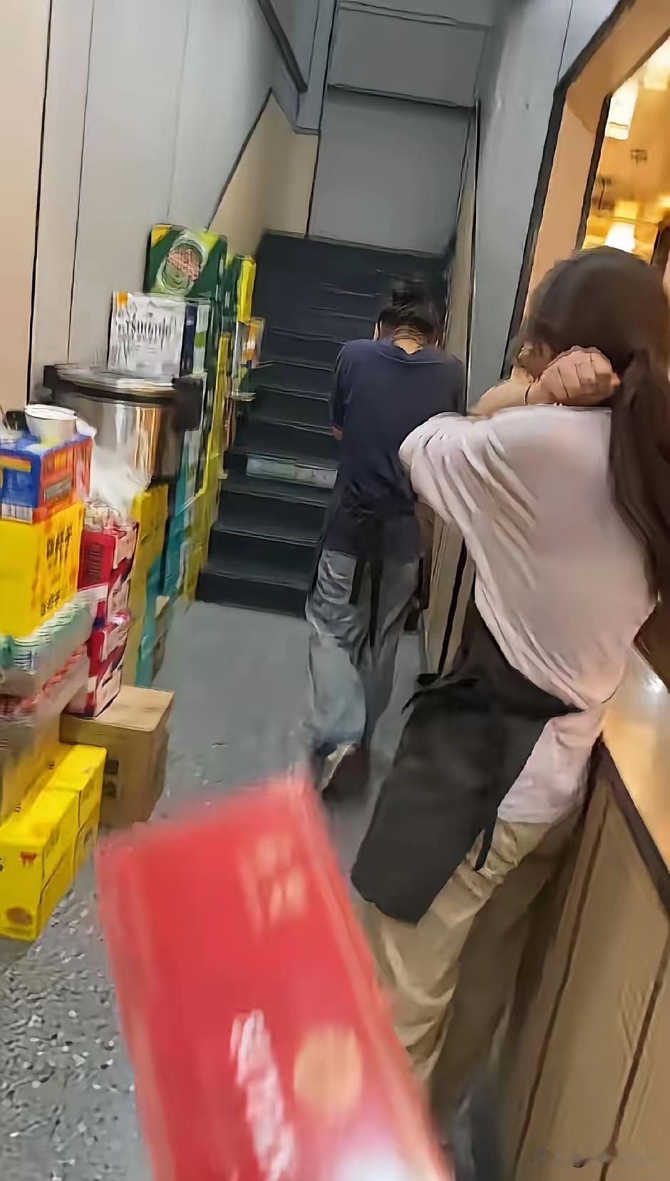 6月16日，江苏徐州。一餐馆老板今天发工资，没想到店里三个女服务员，合资给老板买