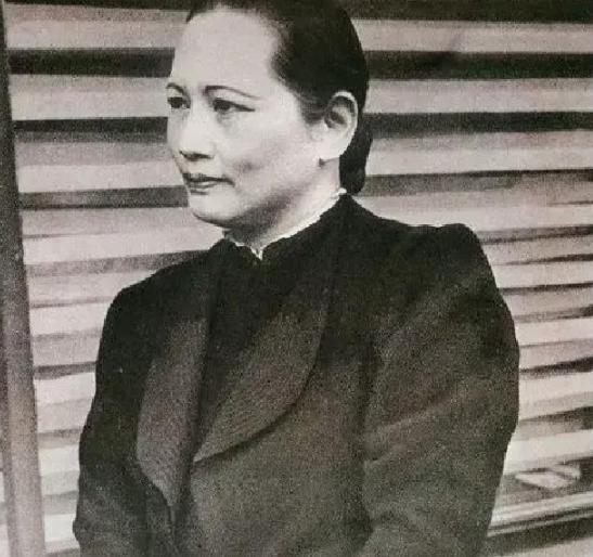 国母宋庆龄终生未曾生育，1981年法医剖开她的遗体检查，才揭开她最惨痛的秘密，原