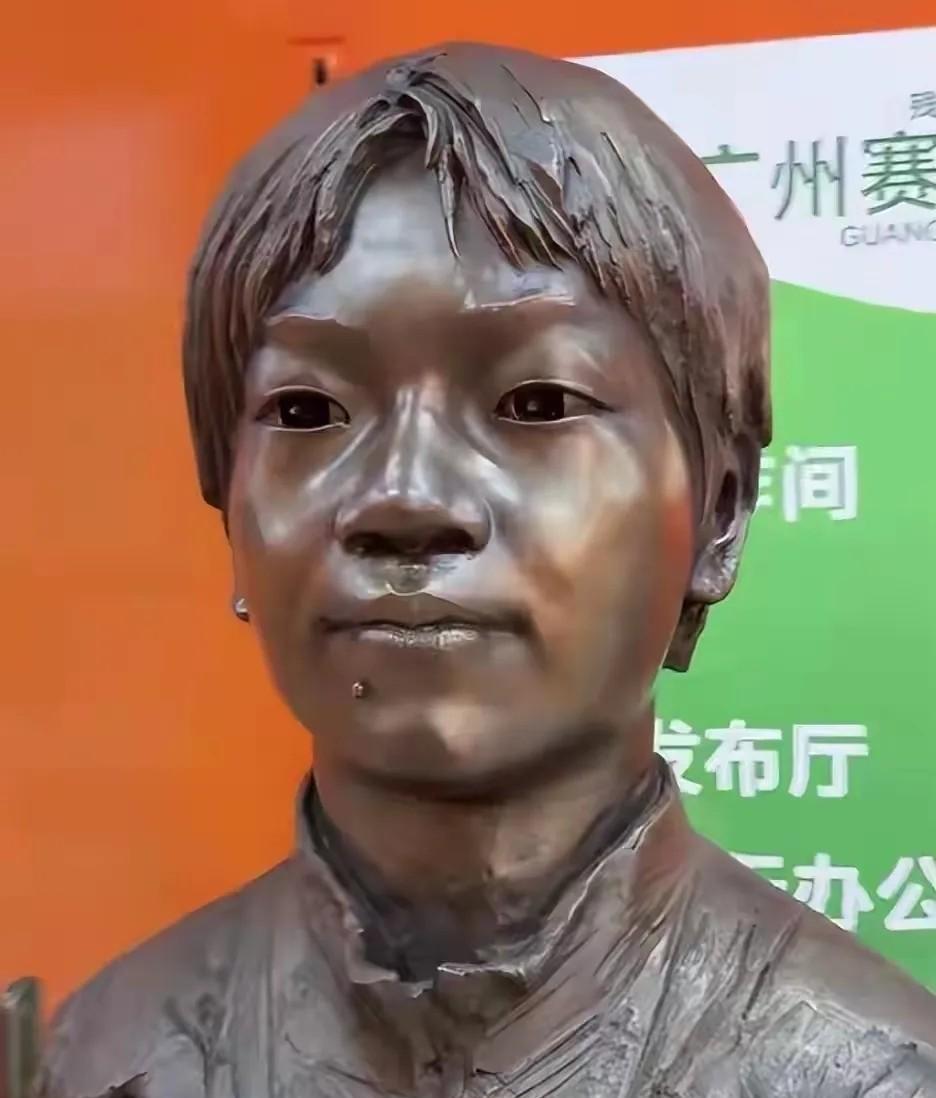 全红婵立铜像有何不可？作为屡次为国争光的奥运冠军，跳水的标杆人物全红婵被立铜像