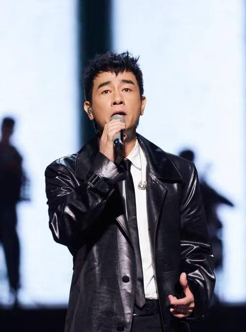 我问我老公，“陈小春都60岁了，为什么开演唱会还是那么多人去看？他都过气了吧。”