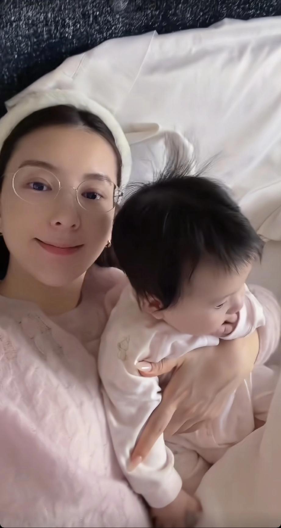 方媛大胆晒三胎女儿，她自己苍老了不少!4月4日，方媛更新视频，晒出她与三胎女