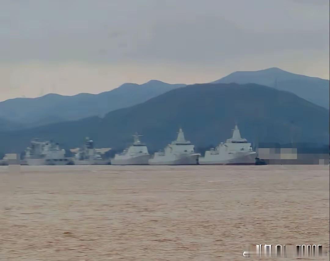 055万吨大驱最新服役的2艘已经加入了东部战区海军，码头除了其它战舰外，有2艘0