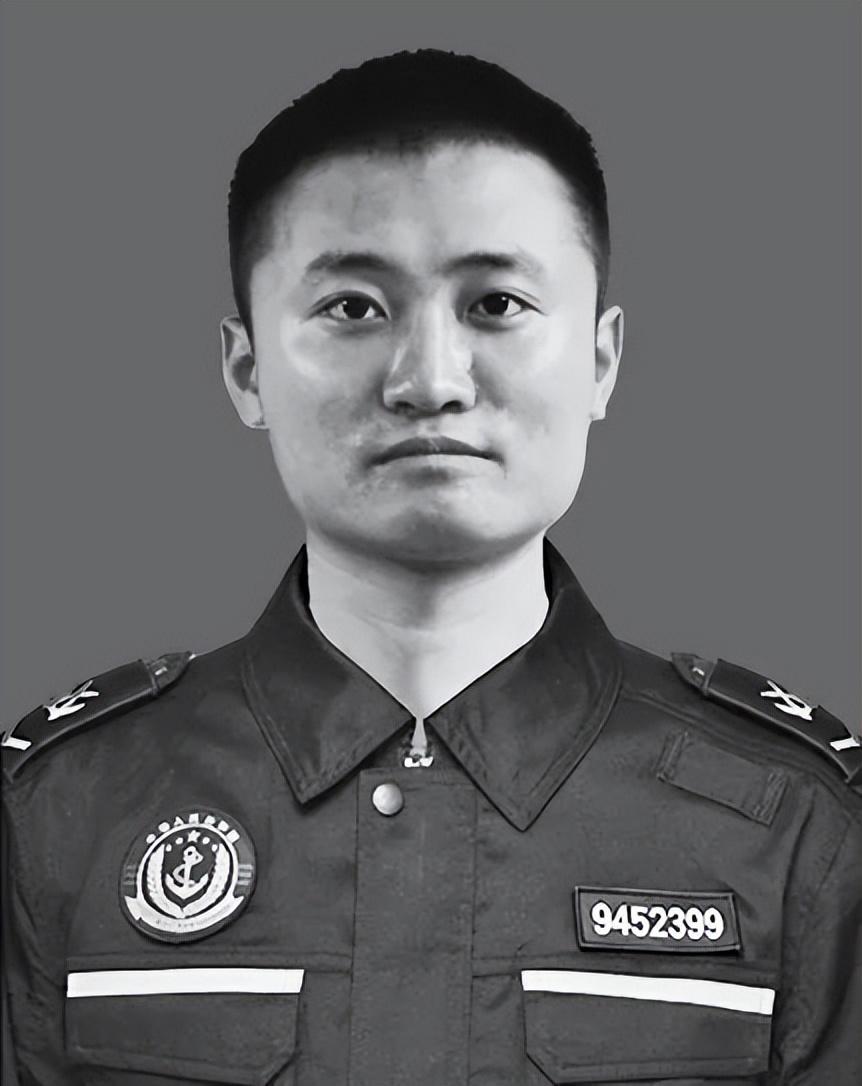 一寸山河一寸血！黄岩岛烈士追授令：南海主权岂容碰瓷，谁再挑衅就须付出血的代价。